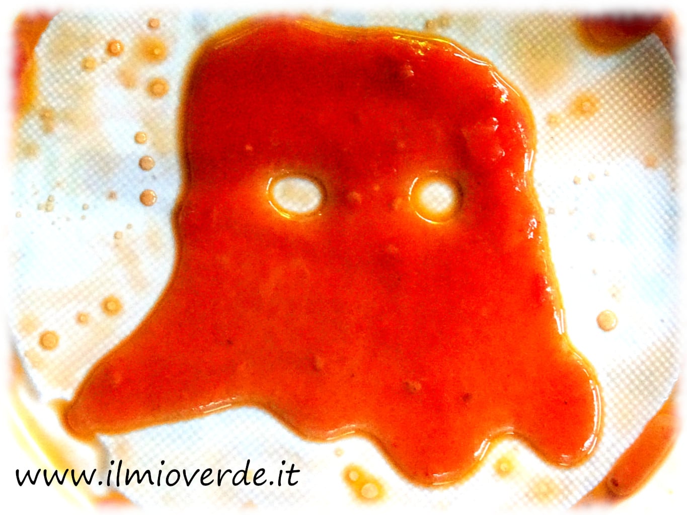 Un'immagine divertente di salsa di pomodoro che forma un fantasmino