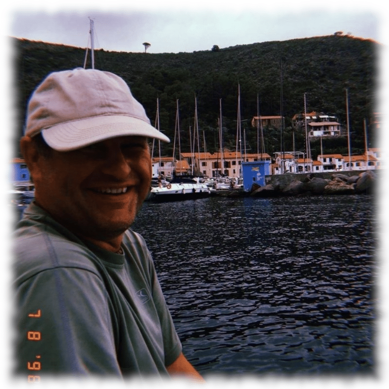 Davide Giuseppe Zannini in un giardino, appassionato di flora e fauna, curiosità e benessere.