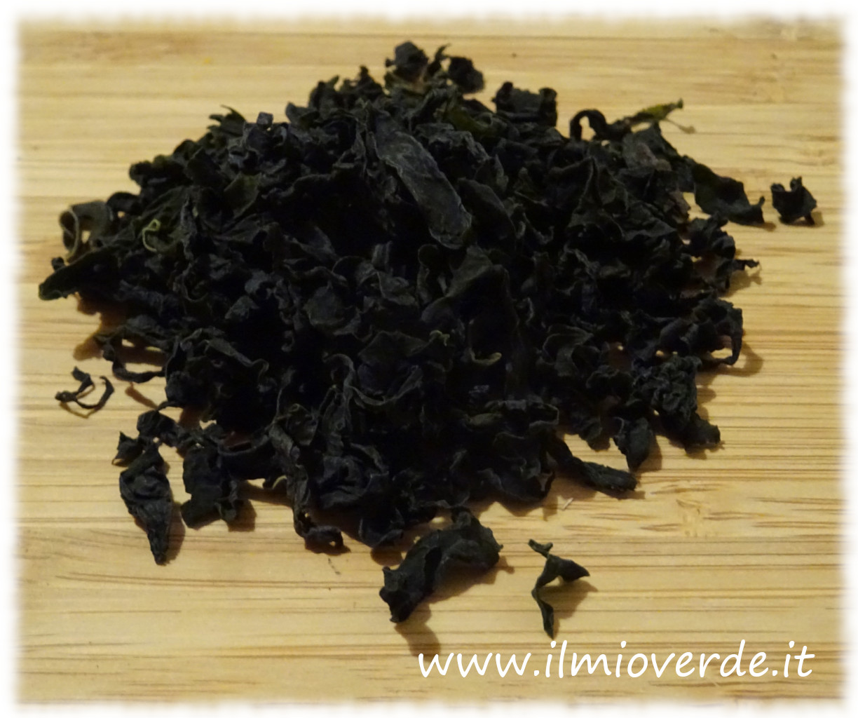 Alghe wakame essiccate, ricche di proprietà nutritive e pronte per l'uso in cucina.