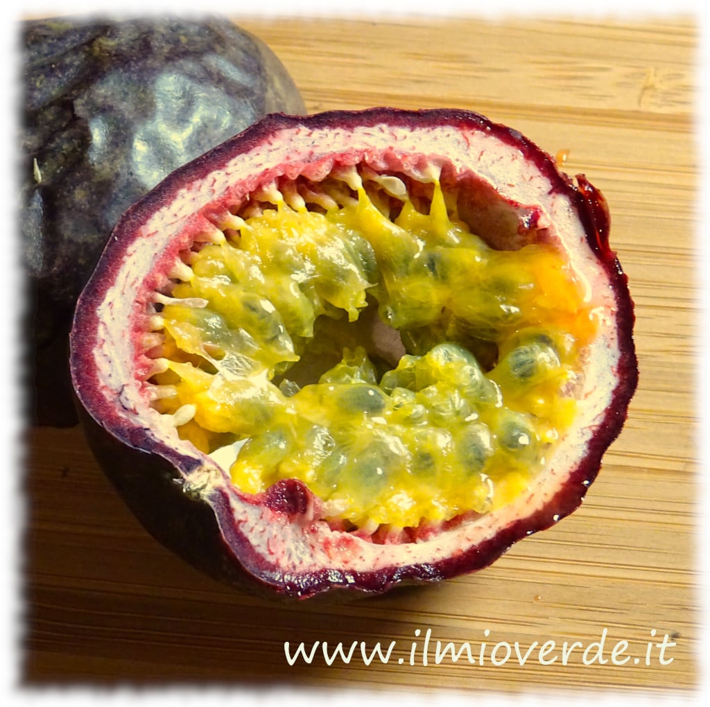 Frutto della passione tagliato a metà, che mostra la polpa gialla e i semi.