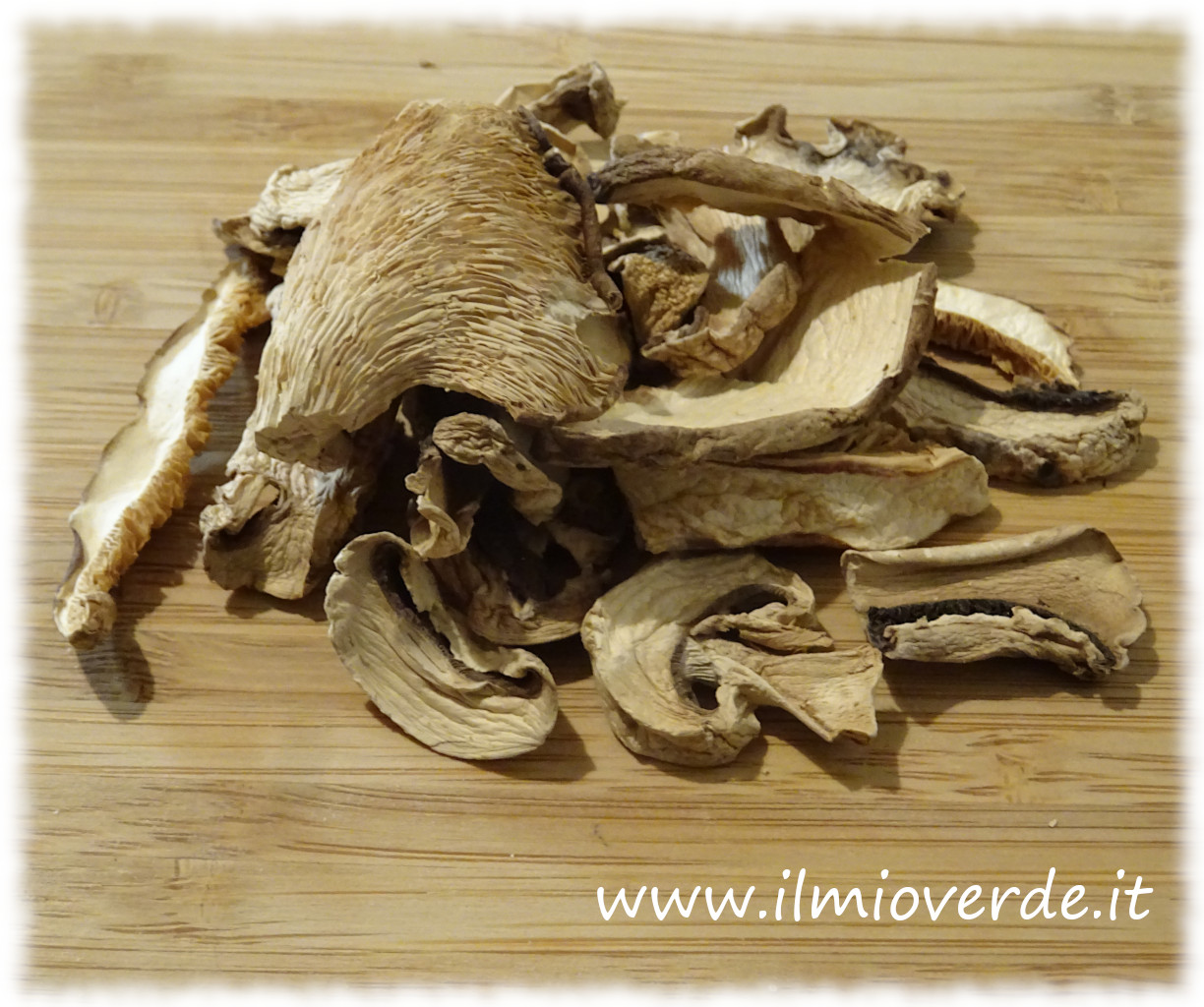 Funghi porcini secchi su un tavolo di legno, pronti per essere utilizzati in cucina.