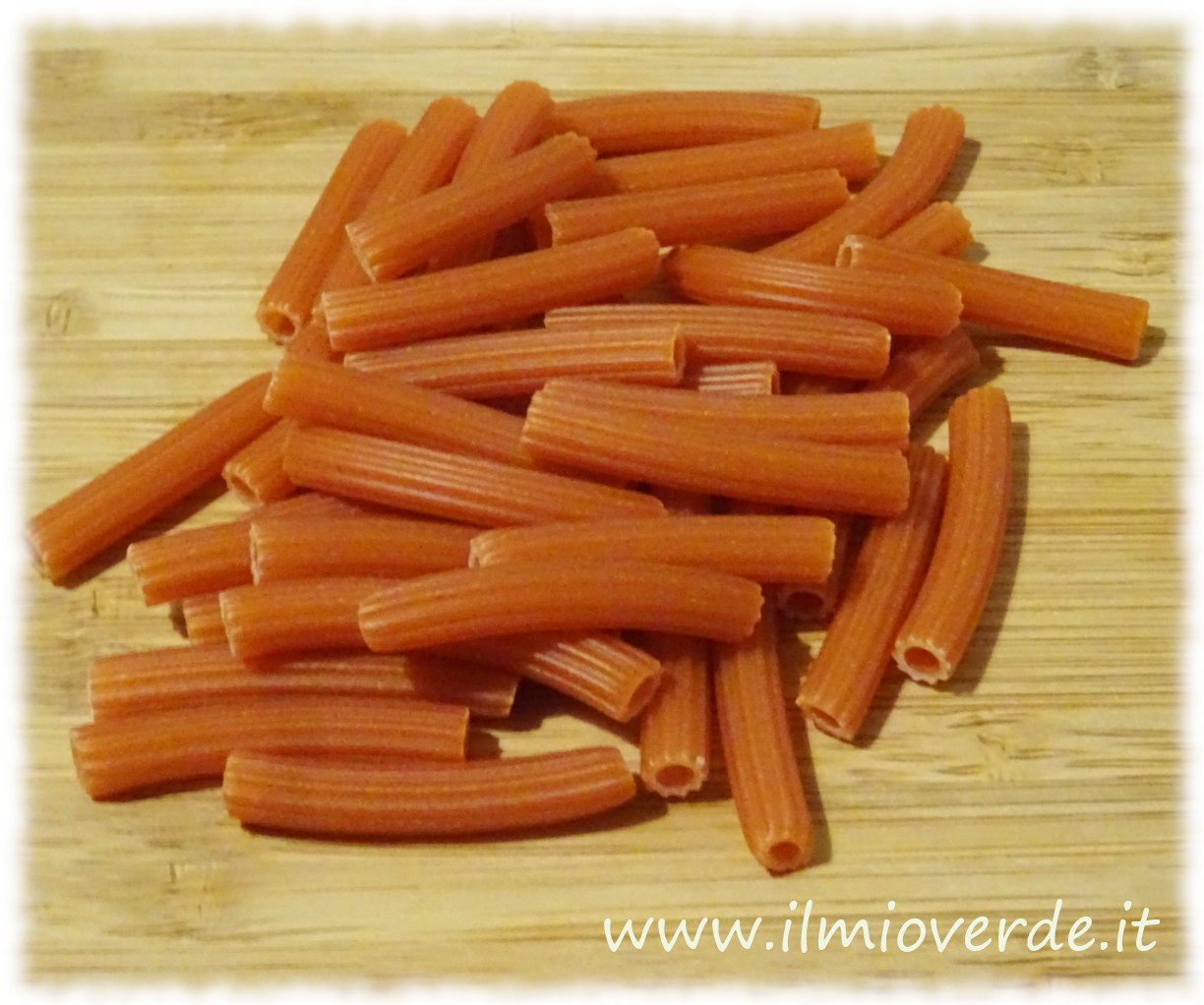 Sedanini di lenticchie su un tagliere di legno, pronti per essere cucinati.