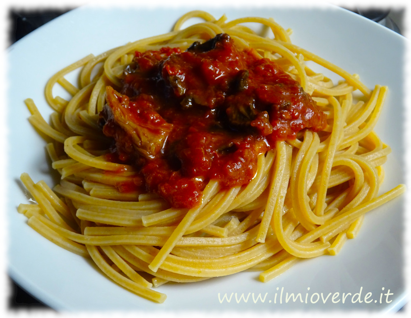 Spaghetti quadrati con salsa rossa ai porcini, un piatto appetitoso.